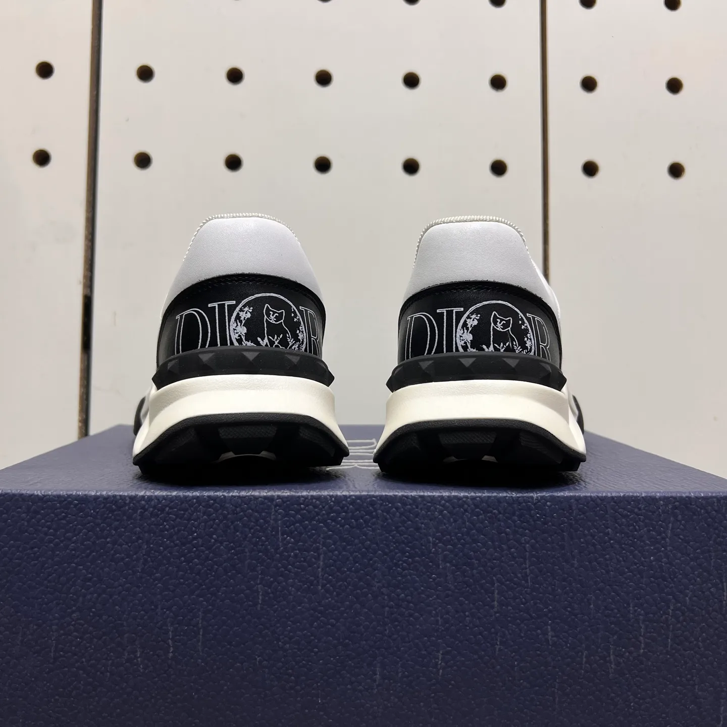 Factory price: 438💰Dior original quality.~ Unique modern style sneakers. 🏃A must-have casual shoe for trendy men😍😍 Imported cowhide fabric, sheepskin foot pads (refuse to discolor and grind feet) soles: Original soles specially provided by the original factory, French lazy style design ⚠️Fit to the feet, original quality, super comfortable original soles. Just like shooting the real thing 🎬The real thing is better, high-quality sneakers, size: 38-44 (45 and 46 can be customized)